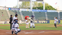 봉화군, 잠실 야구장서 '햇살듬뿍' 봉화사과 홍보